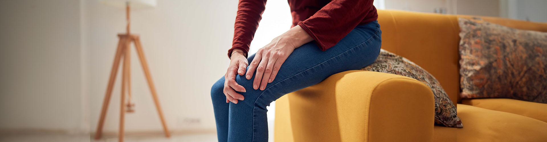 na image of a woman with a hand on her knee used by Geneva Personal Injury Lawyer , O'Brien Law, LLC aka, genevapersonalinjury.com